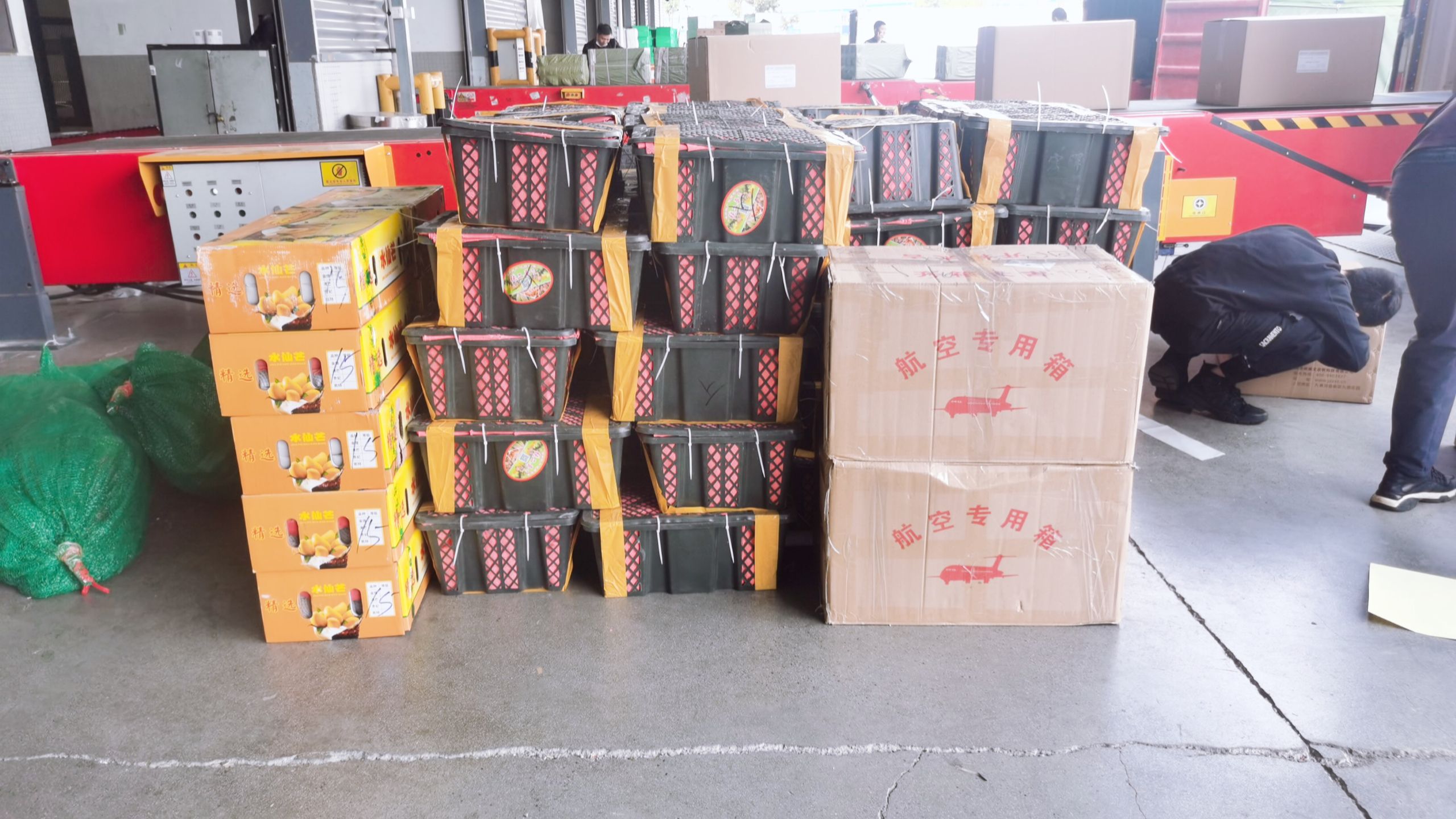 那么首先我们应该知道特殊物品是什么东西？特殊物品运输

1、活体动植物(或动植物制品)----需动植物检疫站颁发的动植物检疫证书。

2、麻醉药品----需卫生部药政管理局发的麻醉品运输凭证。

3、音像制品----需省社会文化管理委员会办公室发的音像制品运输传递证明。

4、罐装液体、粉状物品----需出产厂家的物品性质证明。

5、海鲜----不同地方需要不同的海鲜包装箱。南航和白云机场分别要用其指定的专用箱,单用泡沫箱不能装机，需外加纸箱并打包带。

6、玻璃必须订封闭木箱，打三角架。

7、违禁品----爆炸品(如炸药)、压缩气体和液压气体(如煤气)、易燃易爆液体或固体、氧化剂和有机过氧化物(乒乓球)、毒品和感染性物品(如白粉)、放射性物品、腐蚀品(如硫酸)、磁性物品、麻醉物品、电池等;

尺寸重量限制

1、根据航班机型及始发站、中转站和目的站机场的设备条件、装卸能力确定可收运货的最大重量和尺寸。

2、非宽体飞机，单件货物重量一般不超过80千克，尺寸以不超过航线机型的货舱门尺寸、宜，机型 前、后货舱门 散装货舱门 收货尺寸备注

3、货物的最小尺寸除可直接随附货运单的文件、信函类货物外，其它货物的长、宽、高之不得小于40厘米。低于以上标准者，由托运人加大包装。
